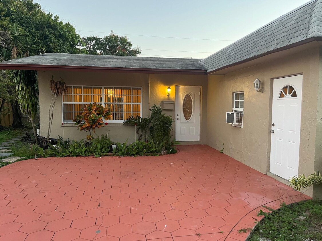 Foto principal - 4330 NW 32nd Ct