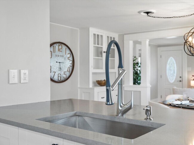 Building Photo - Charming Updated Bungalow near Downtown De...