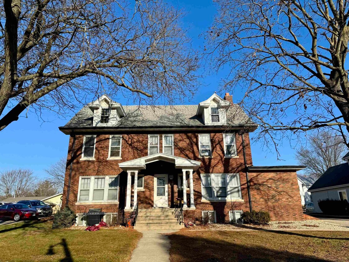 Primary Photo - 216 W Main St