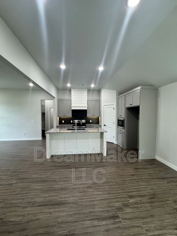 Foto del edificio - 5327 Lily Ln