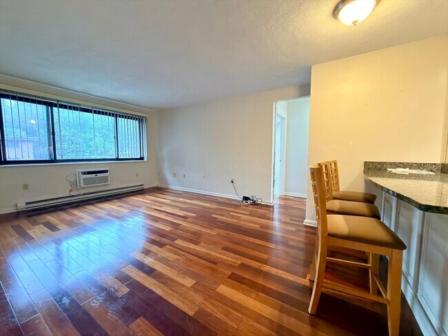 Foto del edificio - 1323 Worcester Rd