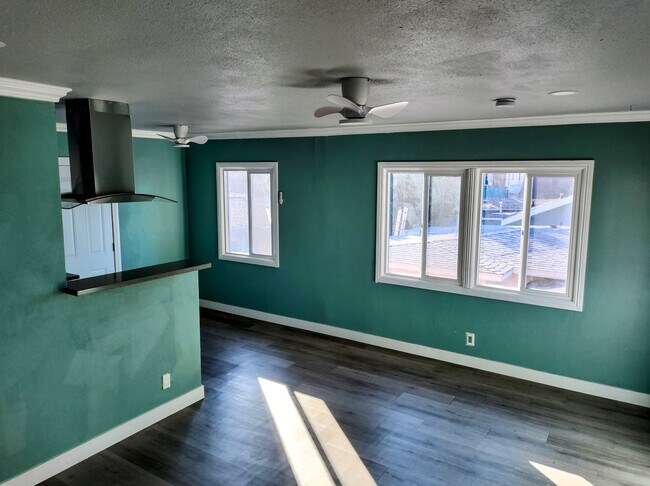 Building Photo - 720 W 47th St