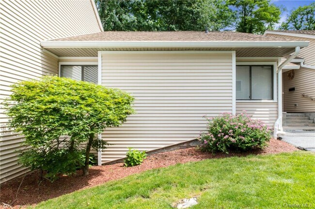 Foto del edificio - 96 Molly Pitcher Ln