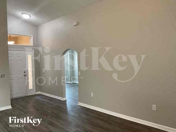 Building Photo - 242 Lady Diana Dr