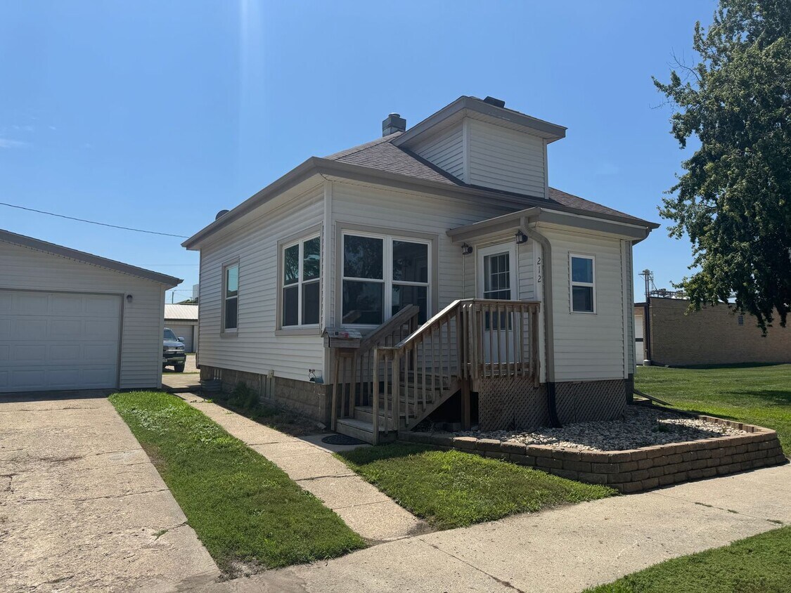 Foto principal - Newly Renovated 2 Bedroom Home Available f...
