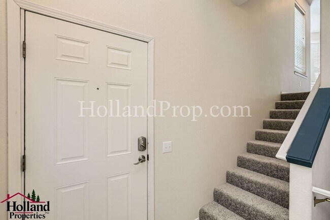 Foto del edificio - 3 bedroom, 3 bathroom end townhouse with 2...