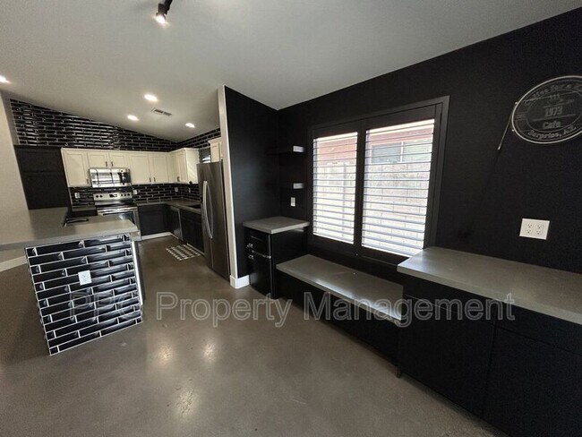 Building Photo - 13932 W Mauna Loa Ln