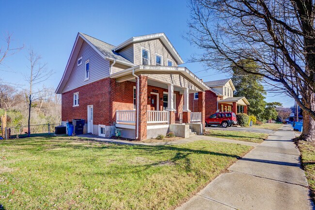 Building Photo - 750 Arbutus Ave SE