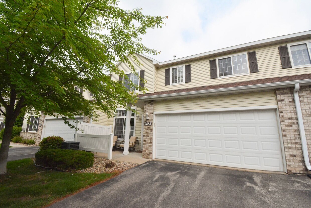 Foto principal - Stunningly Update 2 bed 1.5 bath Townhome ...