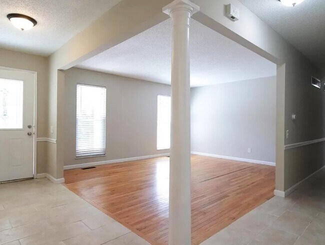 Building Photo - 1411 Old Farm Dr