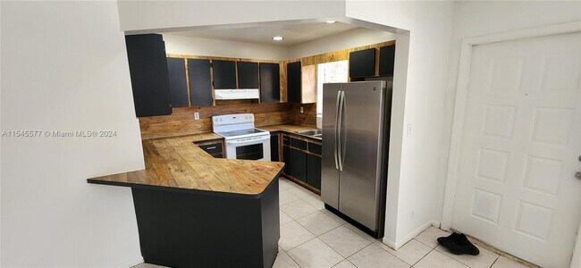 Foto del edificio - 1750 SW 21st St
