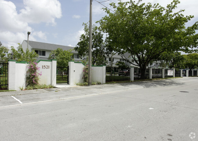 Edificio - M & M Maison Townhomes