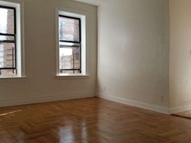 Living Room - 206 E 198th St