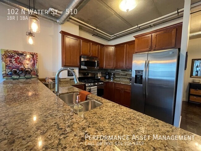 Building Photo - Gorgeous 1BED+DEN/1BATH Third Ward Condo