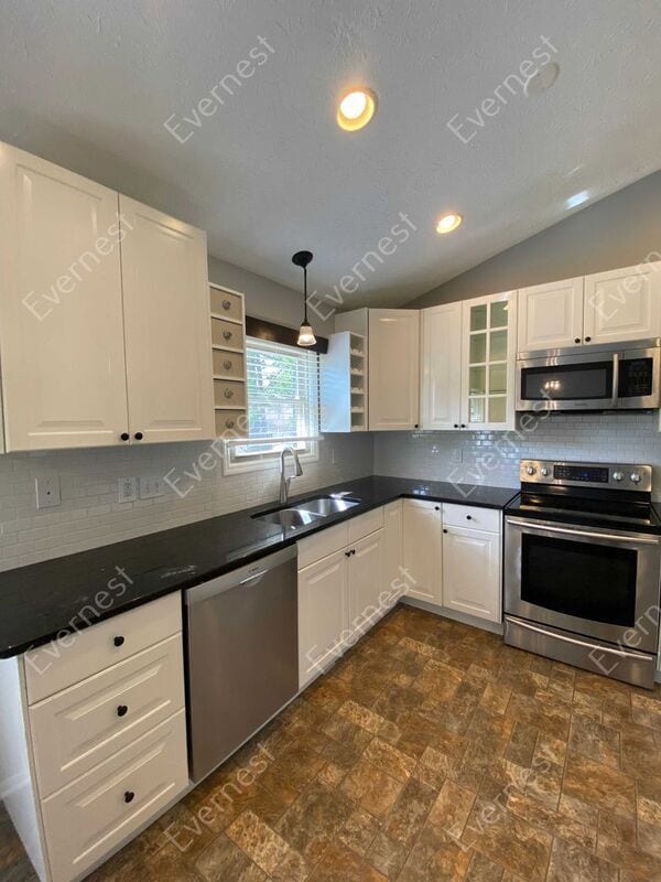 Building Photo - 30 Spicewood Ln