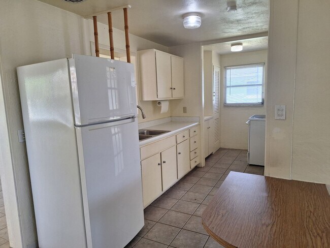 Building Photo - 2BR 1.5BA SINGLE FAMILY HOME-EDGEWATER