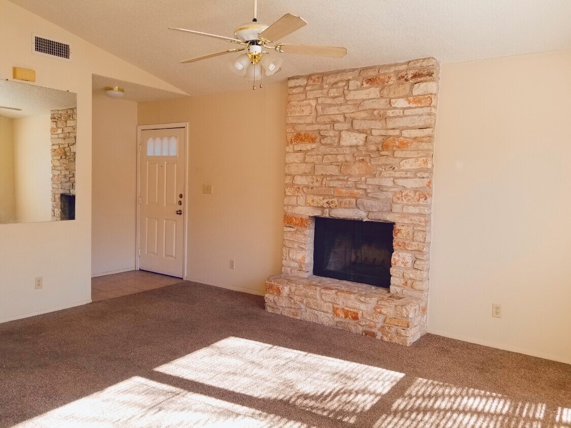 High ceiling living room with brand new carpet( 2020) - 1007 Fieldwood Dr