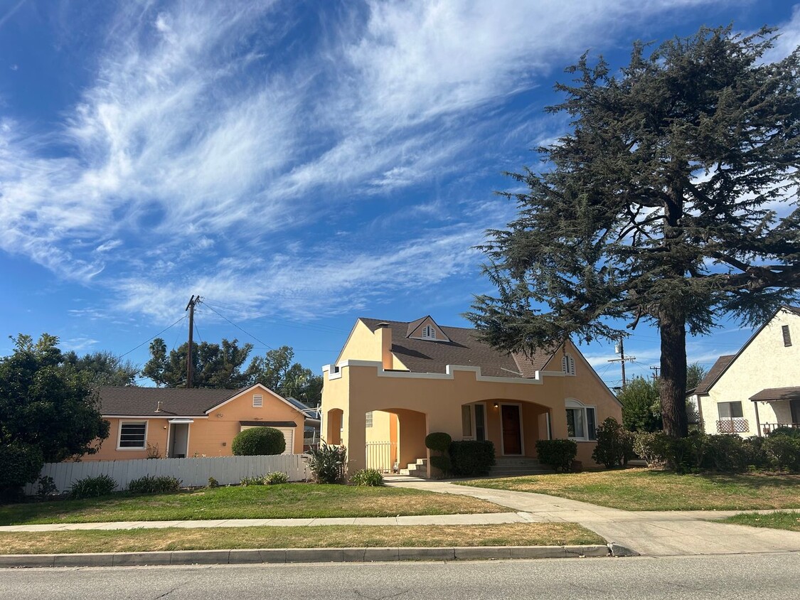 Primary Photo - SPACIOUS HOME!!! 3 Bed/2 Bath $3,600/Month