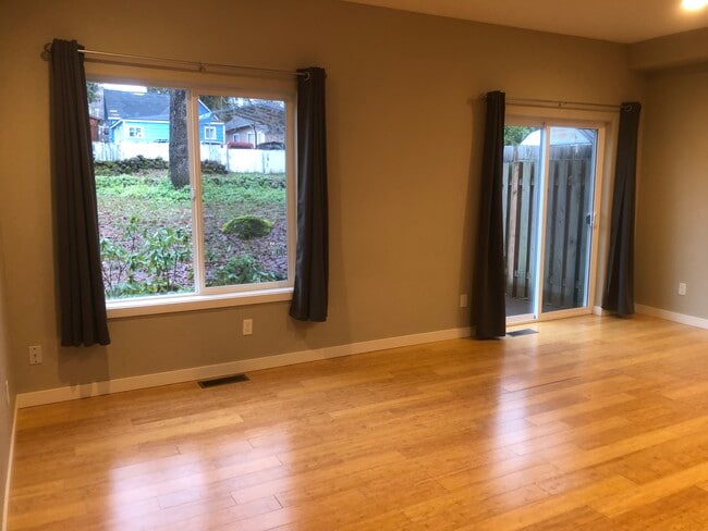 Foto del edificio - 472 SE Oak St