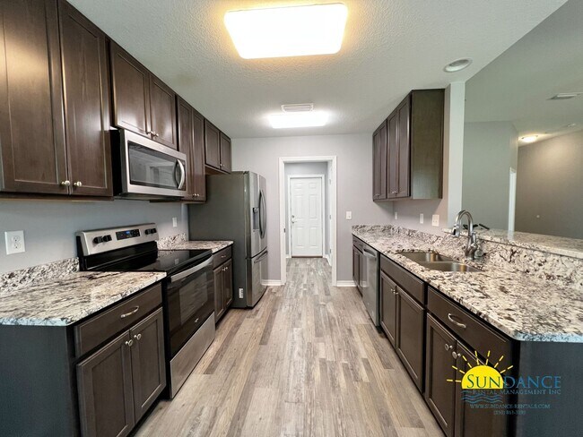 Foto del edificio - Charming 4-Bedroom Home in Crestview: Prim...