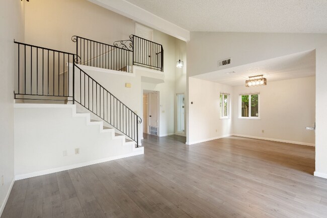 Building Photo - 9417 Aizenberg Cir