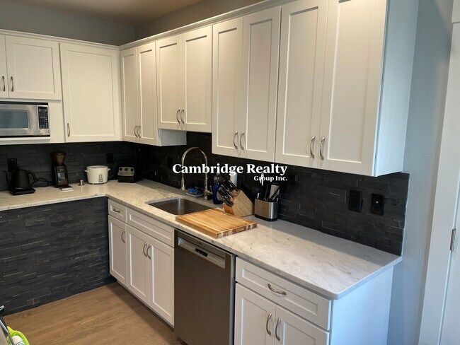 Building Photo - 15 York Pl