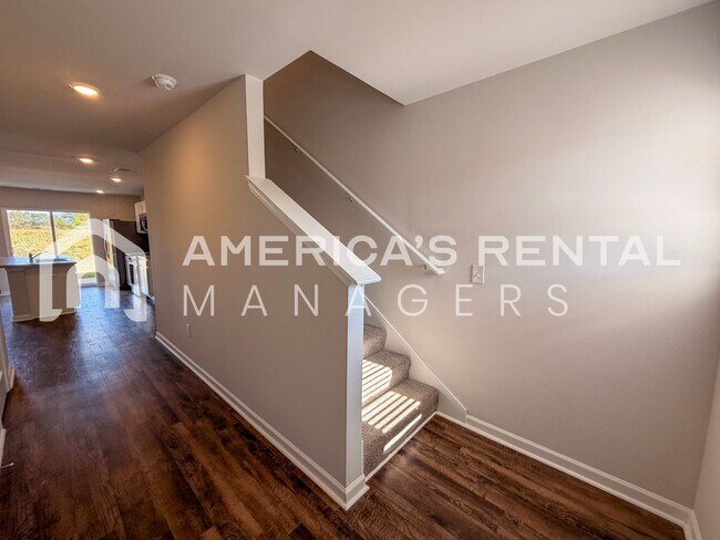 Foto del edificio - ONE MONTH FREE AND HALF OFF DEPOSIT! Stylish 3-Bedroom Townhome with Easy I-20 Access