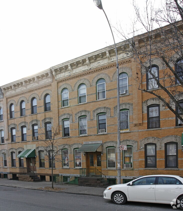 Primary Photo - 810 Seneca Ave