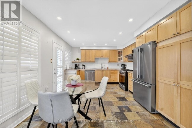 Building Photo - 1325 Ashwood Terr