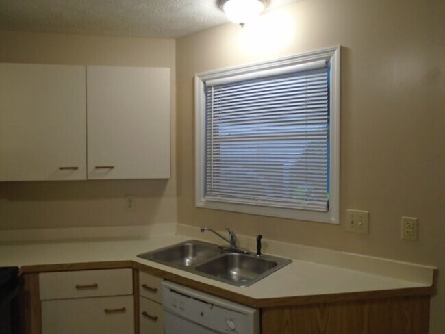 Foto del edificio - 2 bedroom condo for rent close to base!