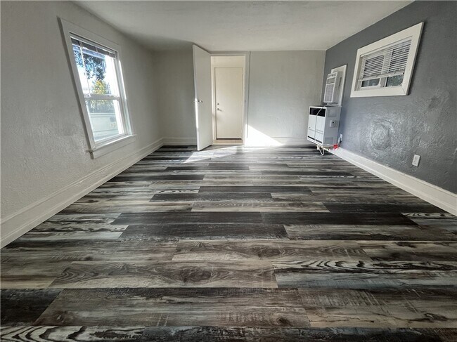 Foto del edificio - 12911 Douglas St