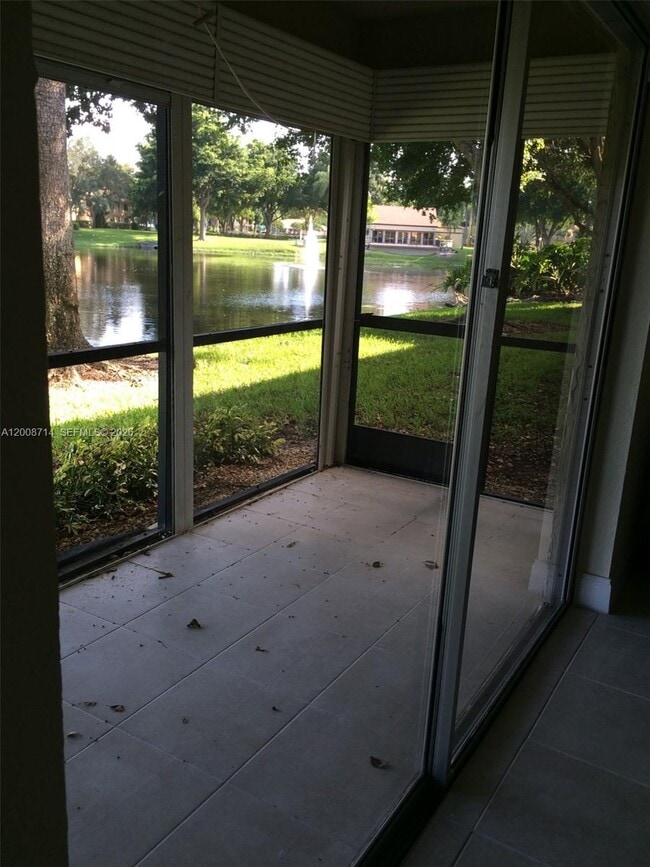 Foto del edificio - 407 Gardens Dr