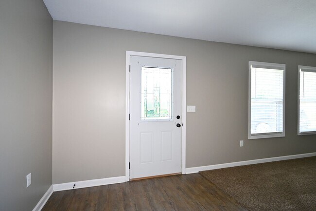 Building Photo - Nice 3 bedroom, 2 bath Duplex with 1 car g...