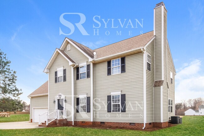 Building Photo - Easy living in this 3 BR, 2.5 BA home