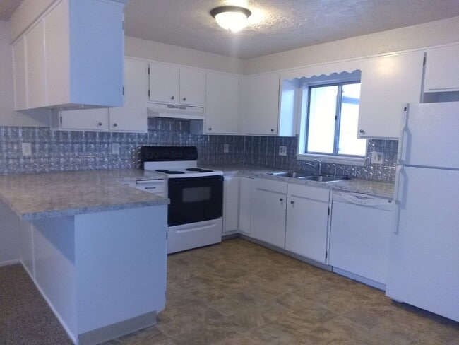 Building Photo - Spacious 2 Bedroom Duplex _ Pet Friendly!
