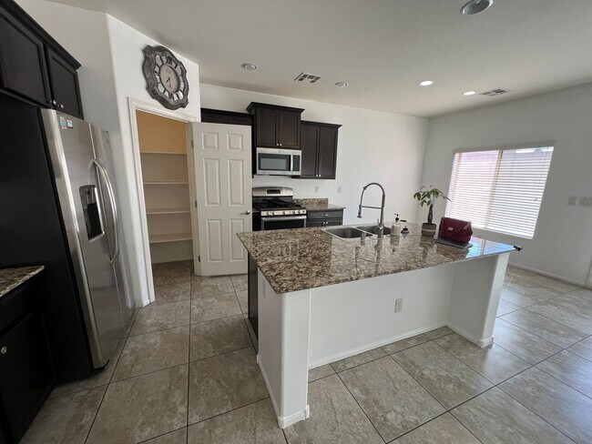 Building Photo - 5693 Point Loma Ct