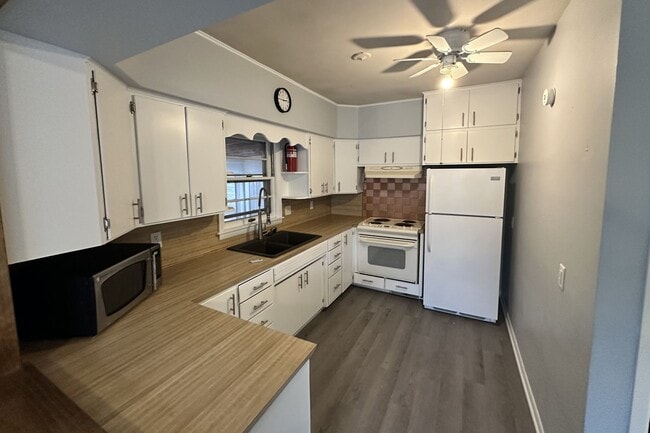 Building Photo - 2 - Bedroom House Near Ames High School