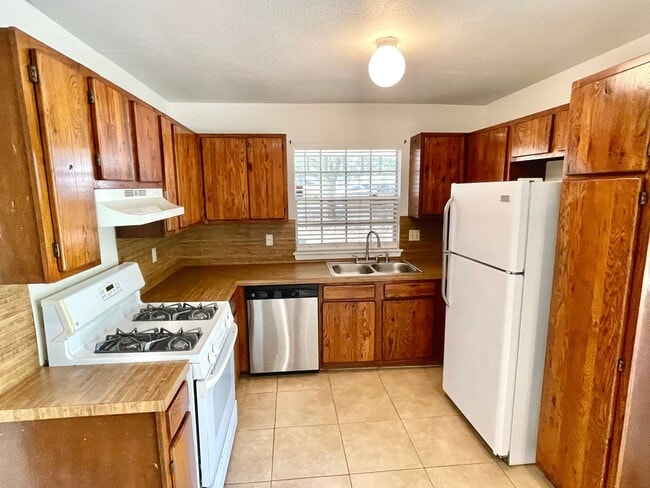 Building Photo - Cute Two Bedroom Duplex in Great Location!