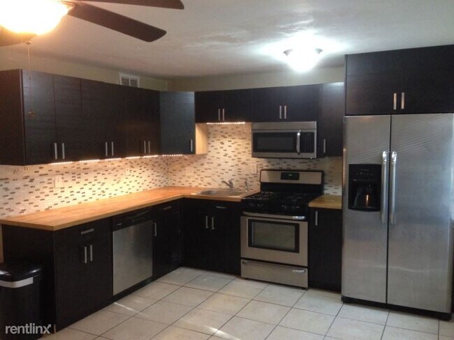 Building Photo - 3 br, 1.5 bath Condo - 119 Towne House Rd