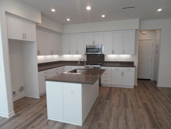 Foto del edificio - 4BR 3BA two-story condo with 2 Car Attache...