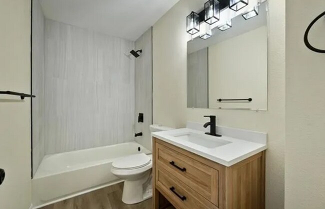 Building Photo - Stunning 4-Bedroom, 2-Bath Home with Moder...