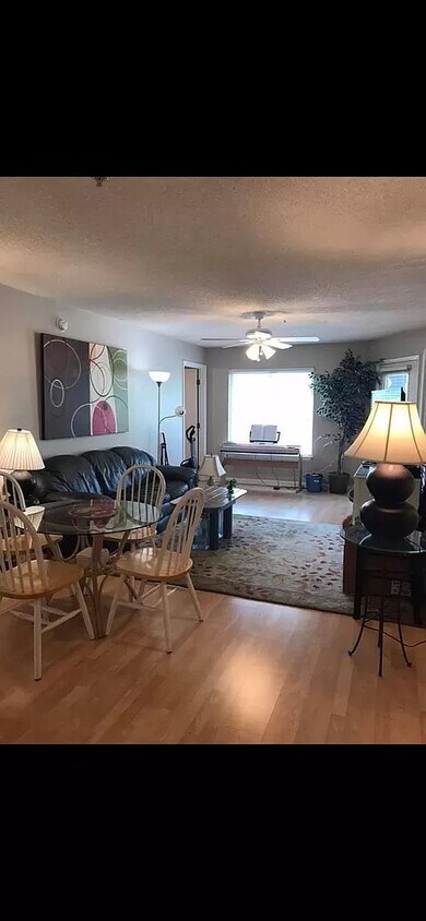 Foto principal - Room in Condo on University Ct