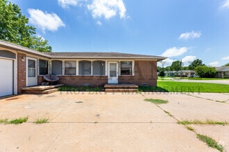 Building Photo - 306 S Twin Pines Ave