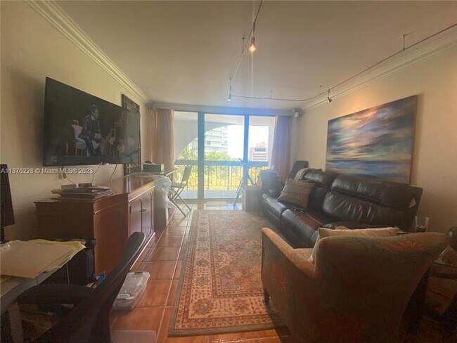 Foto del edificio - 2715 Tigertail Ave