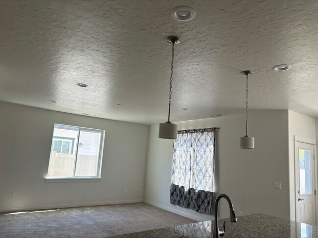 Building Photo - 3327 S Cabin Creek Way
