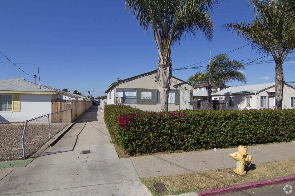 Primary Photo - 559-561 Flower St