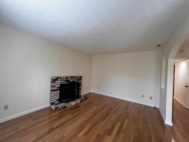 Foto del edificio - Spacious 3 bedroom 1.5 bath