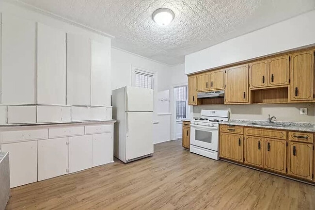 Building Photo - 42 Hudson St