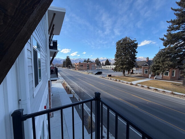 Building Photo - 98 E Center St