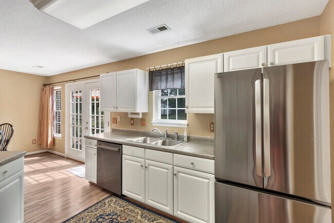 Foto del edificio - 405 Whispering Ln